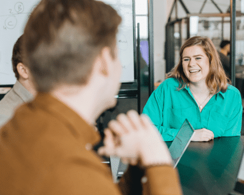 Collega's in overleg op kantoor, samenwerkend aan een project.